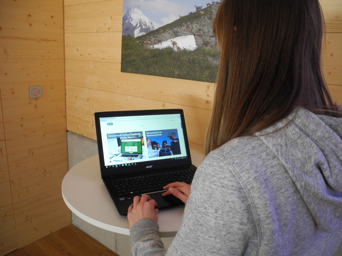 Schülerin bestreitet Online-Challenge auf Laptop